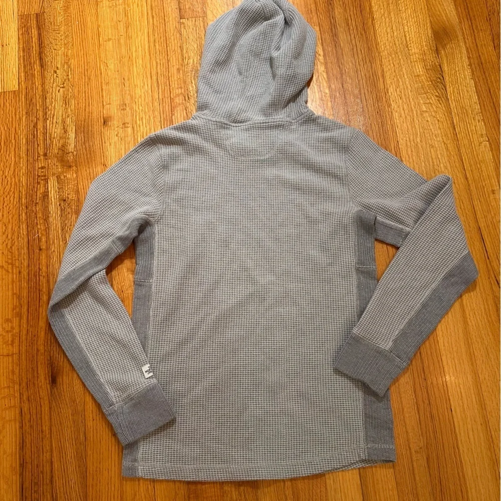 The North Face Men’s gray waffle-knit thermal pullover hoodie size M (v)